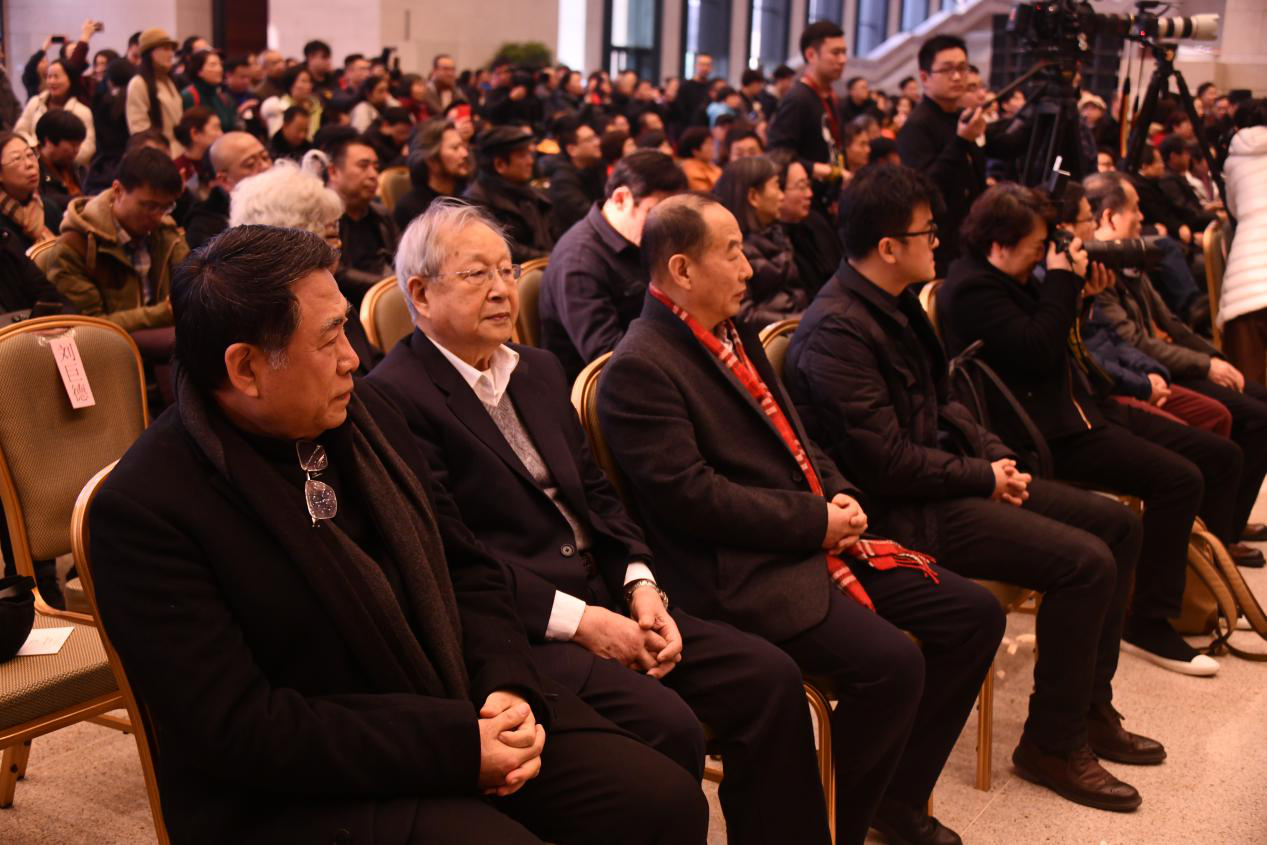 （韓玉臣與張文新老師、中國(guó)藝術(shù)研究院油畫院院長(zhǎng)楊飛云在開幕式上）