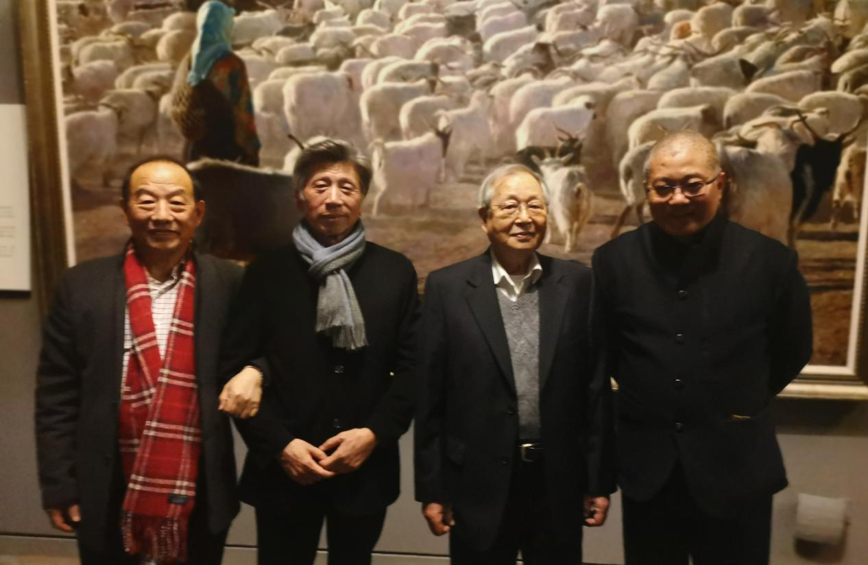 （韓玉臣與中國(guó)美術(shù)家協(xié)會(huì)主席、中央美術(shù)學(xué)院院長(zhǎng)范迪安，張文新老師，中國(guó)美協(xié)副主席、中國(guó)美院院長(zhǎng)許江在參展作品前合影）